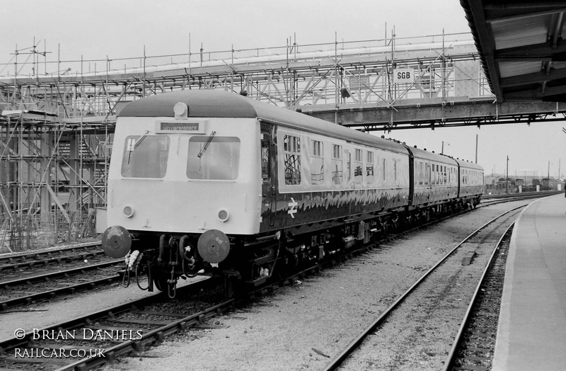 Class 120 DMU at Swindon